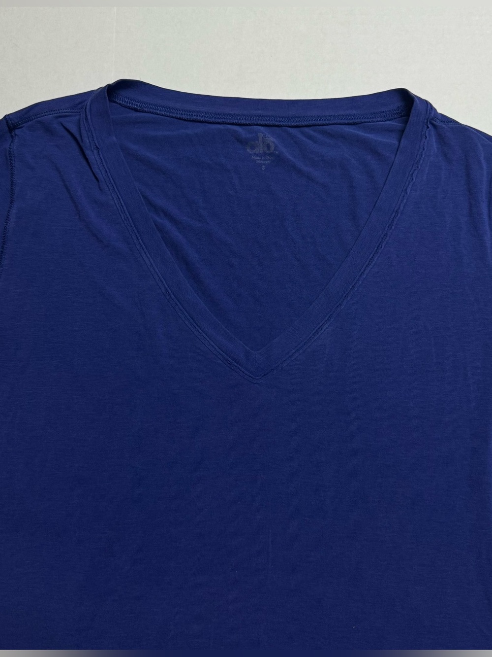 alo Yoga CoolFit Long Sleeve V-Neck Performance Workout, Casual Tee Size: S